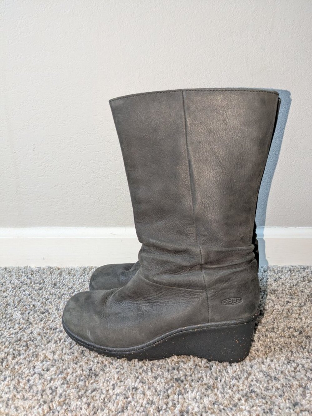 KEEN Akita Leather Wedge Boots Womens 7 Charcoal Gray Slouchy Pull On Mid Calf